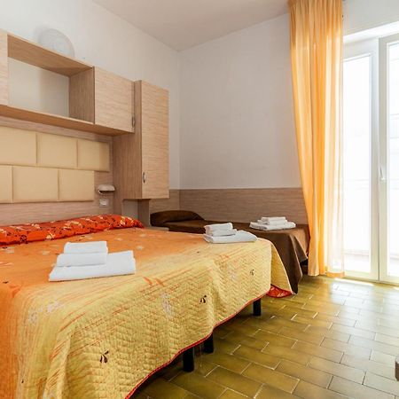 Hotel Croce Del Sud Римини Экстерьер фото